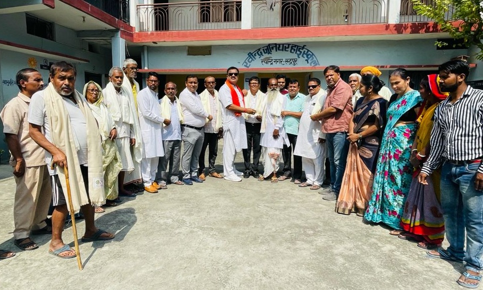 भाजपा नेता भारत भूषण चुघ नगर के समाज सेवियो को कर रहे है सम्मानित