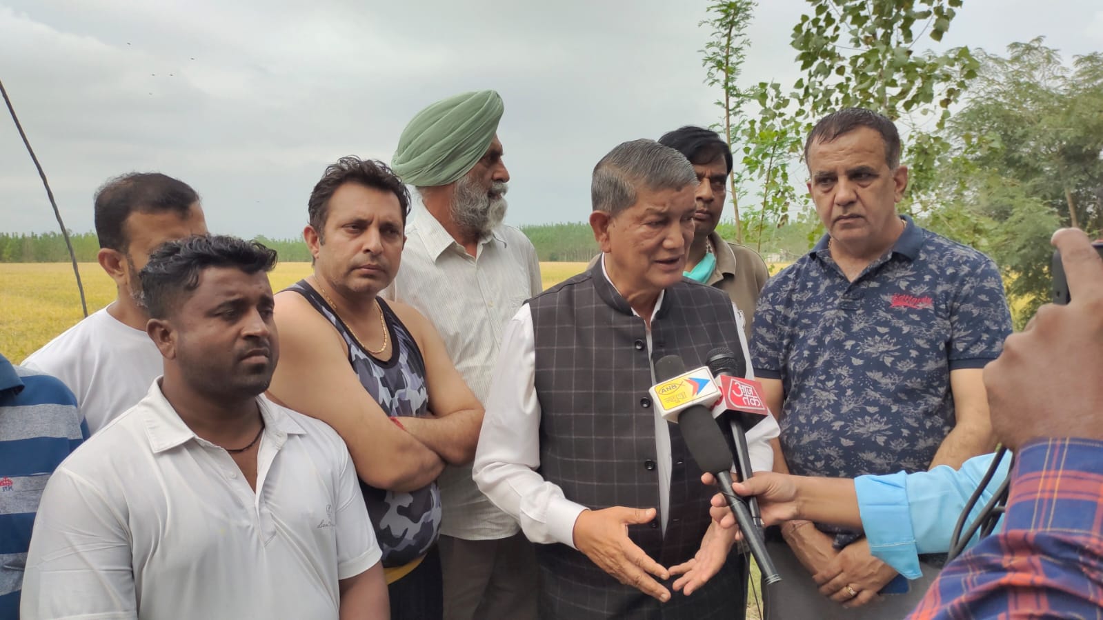 पूर्व मुख्यमंत्री हरीश रावत पहुंचे रुद्रपुर, लिया नुकसान का जायज़ा