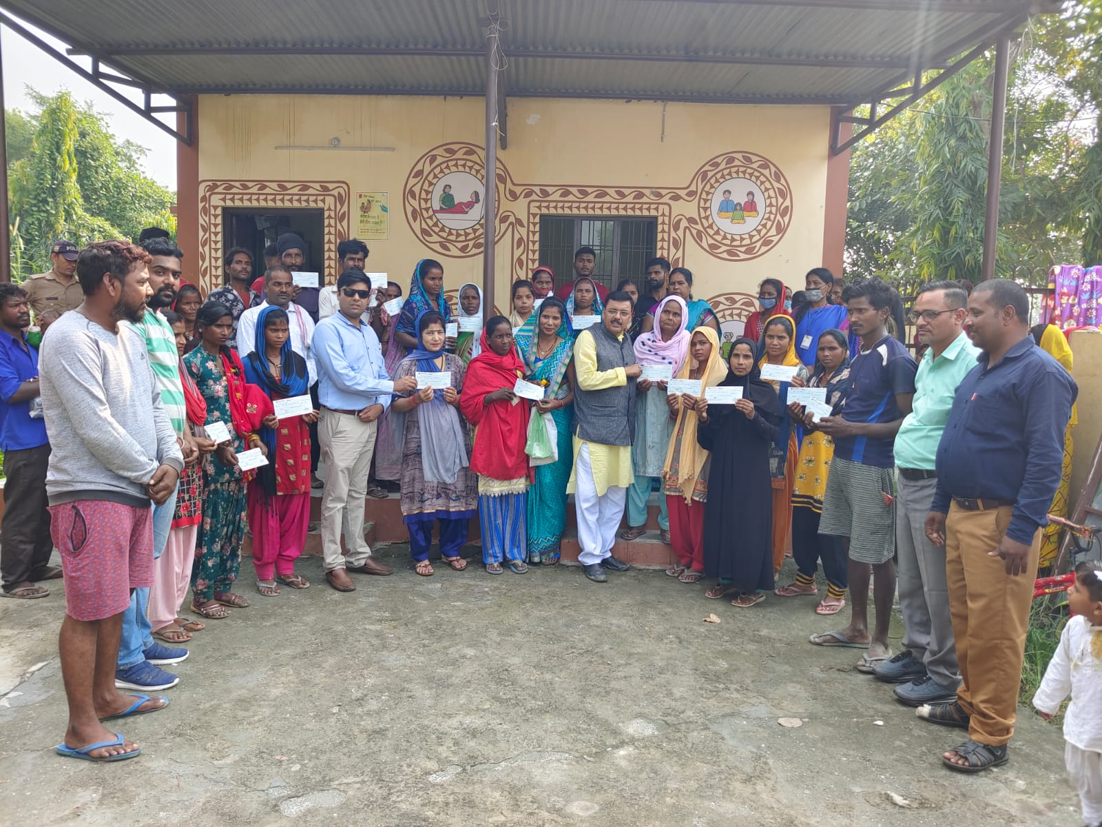 विधायक राजेश शुक्ला ने उपजिलाधिकारी कौस्तुभ मिश्रा ने आपदा प्रभावित 170 परिवारों को बाटे आर्थिक सहायता के चैक