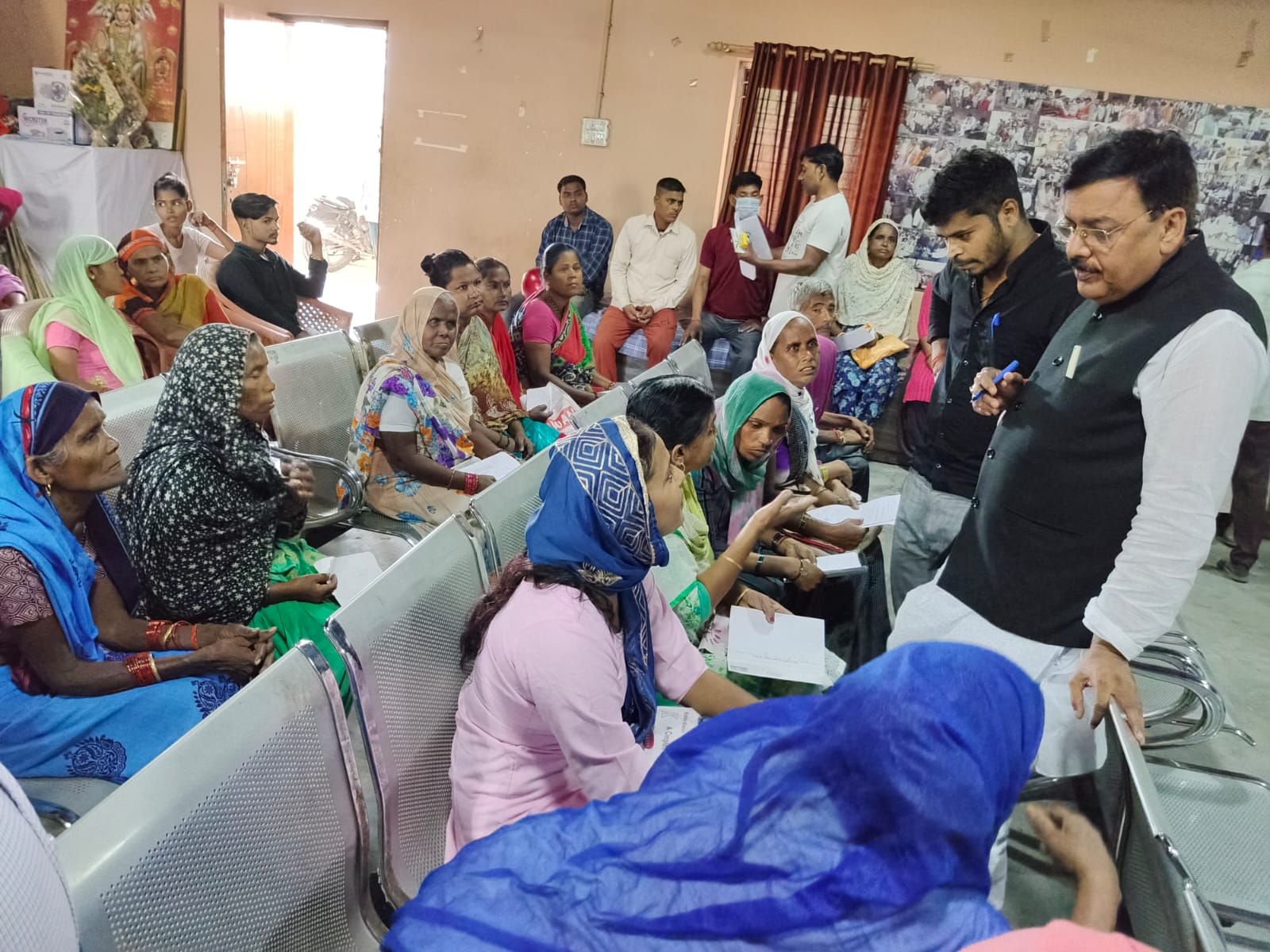 विधायक राजेश शुक्ला ने अपने आवास पर किया जनता मिलन कार्यक्रम