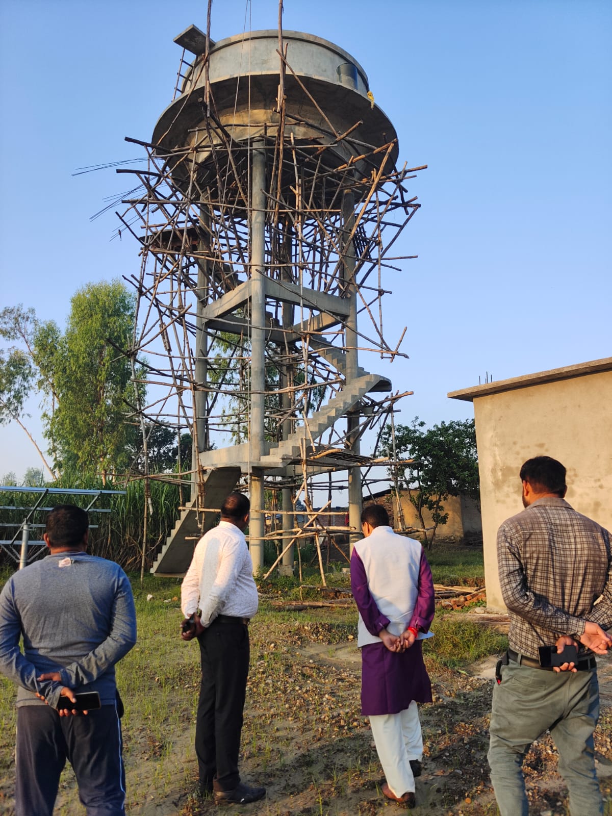 'जल जीवन मिशन' तहत बन रहे निर्माणाधीन टैंक का किया विधायक राजेश शुक्ला ने निरीक्षण