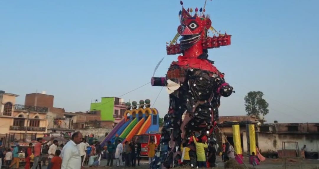 बाजपुर में दहन से पहले ही गिरा रावण का पुतला