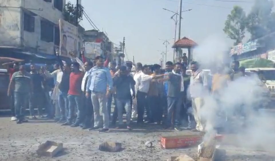 भाजपा से झटक लिये कांग्रेस ने राज्य के कैबिनेट मंत्री यशपाल आर्या और उनके विधायक पुत्र संजीव आर्या