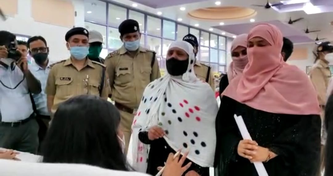 कर्ज़दारो के दबाब से घर के मुखिया की आत्महत्या के बाद अब शरीफन को तंग कर रहे है कर्ज़दार,न्याय के लिए भटक रही है शरीफन