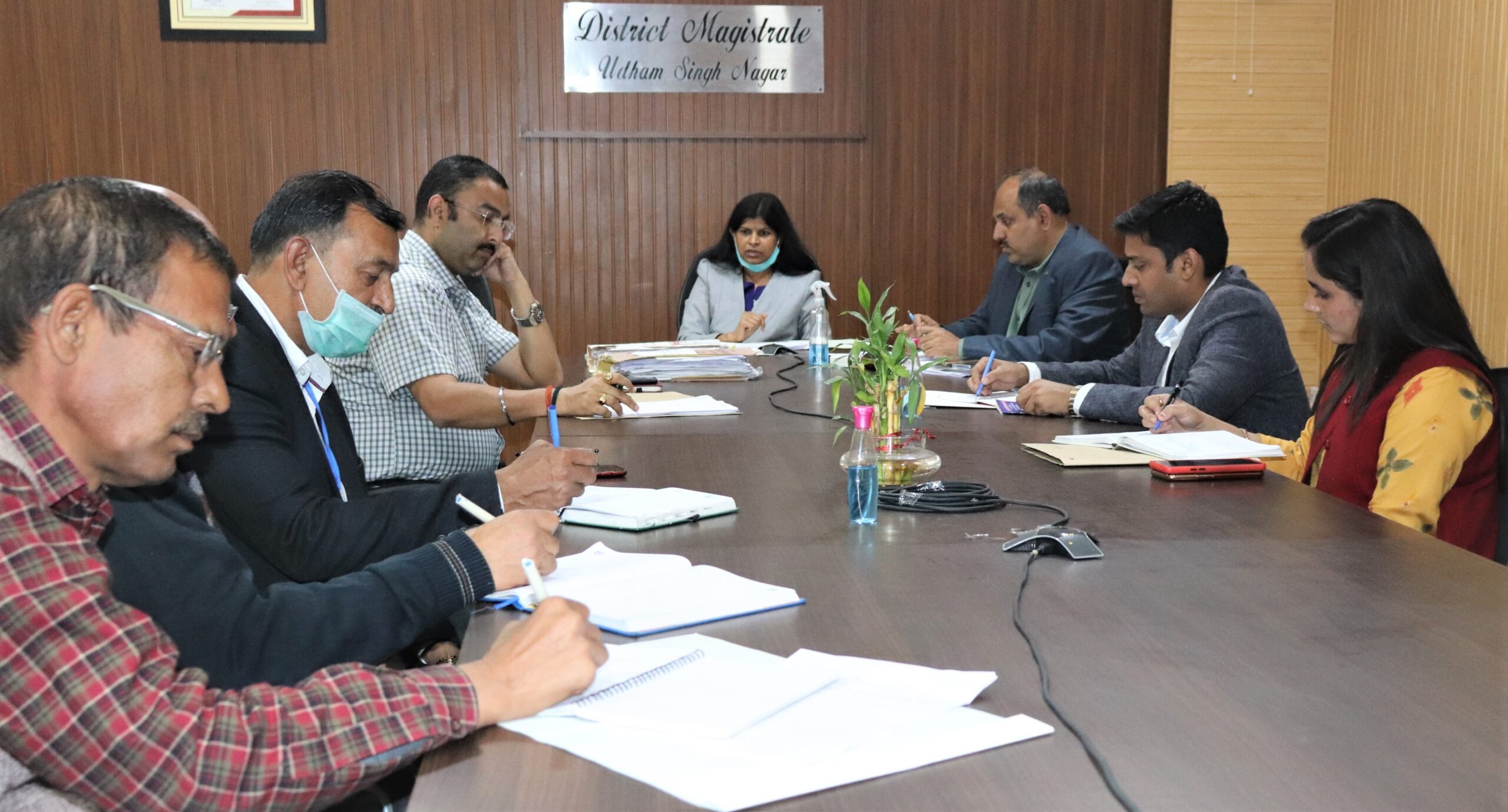 जिलाधिकारी ने 18 वर्ष की आयु पूर्ण कर चुके युवाओं का नाम मतदाता सूची में शामिल करने के दिये निर्देश