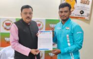 टोक्यो पैरालंपिक प्रतियोगिता में कांस्य पदक विजेता मनोज को किया विधायक राजेश शुक्ला ने सम्मानित
