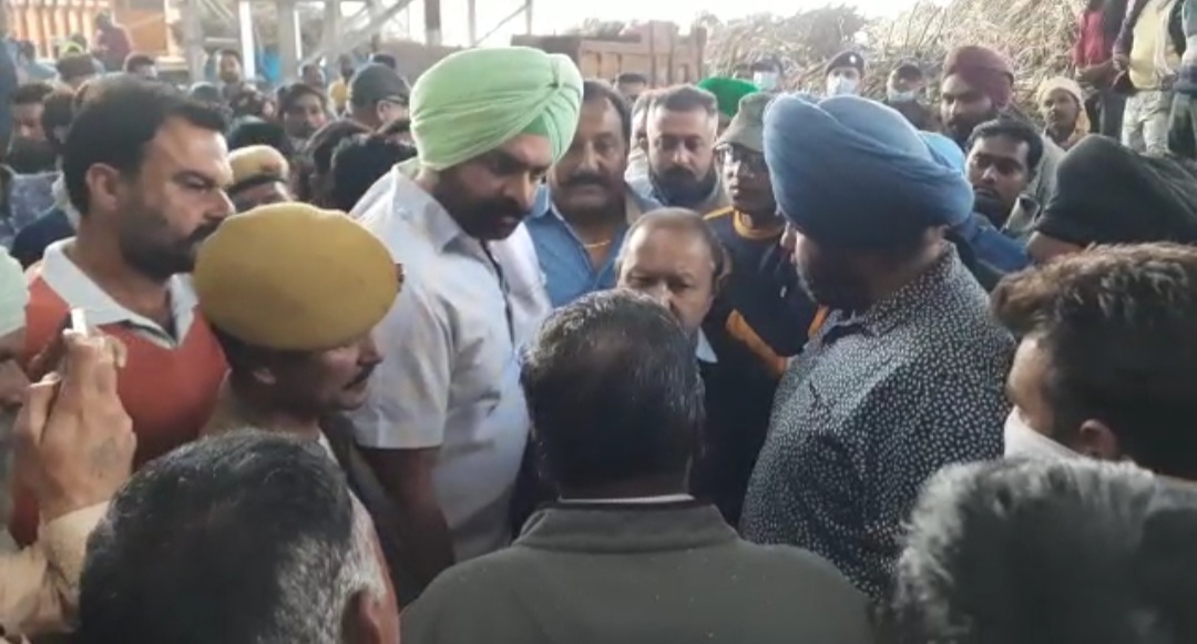 किसानों ने की चीनी मिल के चीफ इंजीनियर से इस्तीफे की मांग