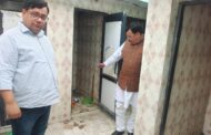 सुलभ शौचालय में गन्दगी देख कर विधायक राजेश शुक्ला ने नगर पालिका अधिकारियों को लगाईं फटकार 