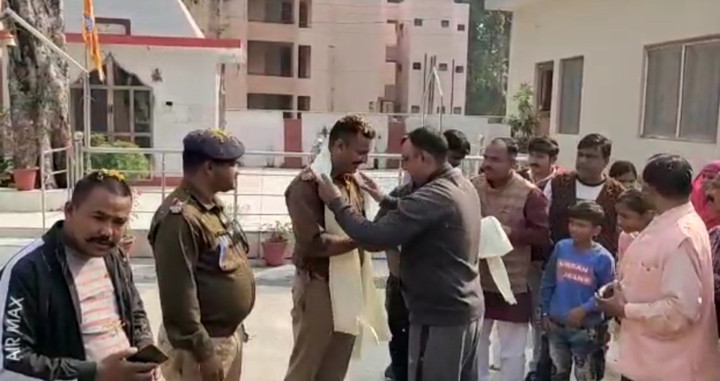 चंद घंटो में लूट का खुलासा करने पर पुलिस का हुआ फूलो से सम्मान