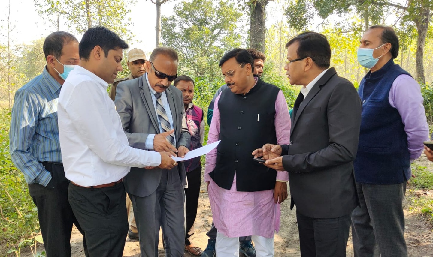 प्रस्तावित एम्स की भूमि चयन के लिये ऋषिकेश के निदेशक के नेतृत्व प्राग और खुरपिया फ़ार्म की ज़मीन का किया निरीक्षण