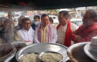 देखिये...मुख्यमंत्री पुष्कर सिंह धामी ने कहाँ खाये ठेले के राजमा चावल