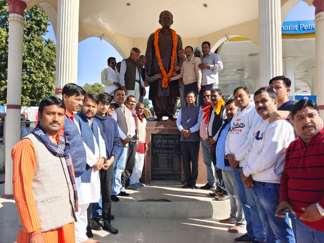 स्वतंत्रता संग्राम सेनानी स्वर्गीय पं0 रामसुमेर शुक्ल के 44वी पुण्यतिथि प्रतिमा पर किया माल्यार्पण 