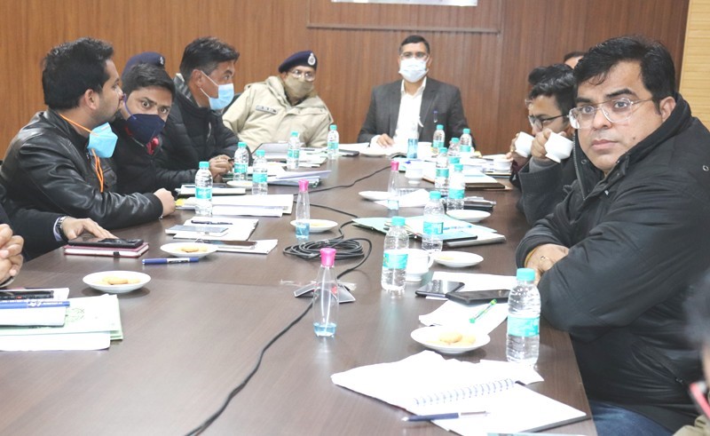 किस जिले के जिला मजिस्ट्रेट ने कहा कि कानून और शांति व्यवस्था से खिलवाड़ करने वालो से सख्ती से निबटा जायेगा ?