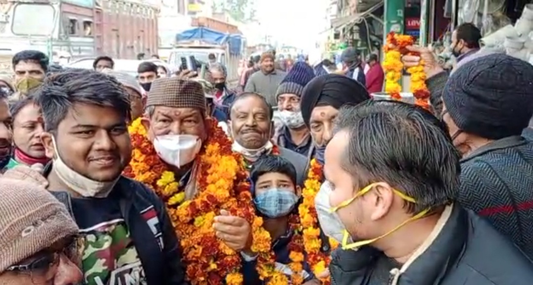 पूर्व मुख्यमंत्री हरीश रावत ने अपने कार्यालय के उद्धघाटन के बाद किया जनसंपर्क   