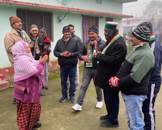 पूर्व जिला अध्यक्ष नारायण बिष्ठ ने शांतिपुरी क्षेत्र में कांग्रेस प्रत्याशी बेहड़ के समर्थन में किया जनसंपर्क