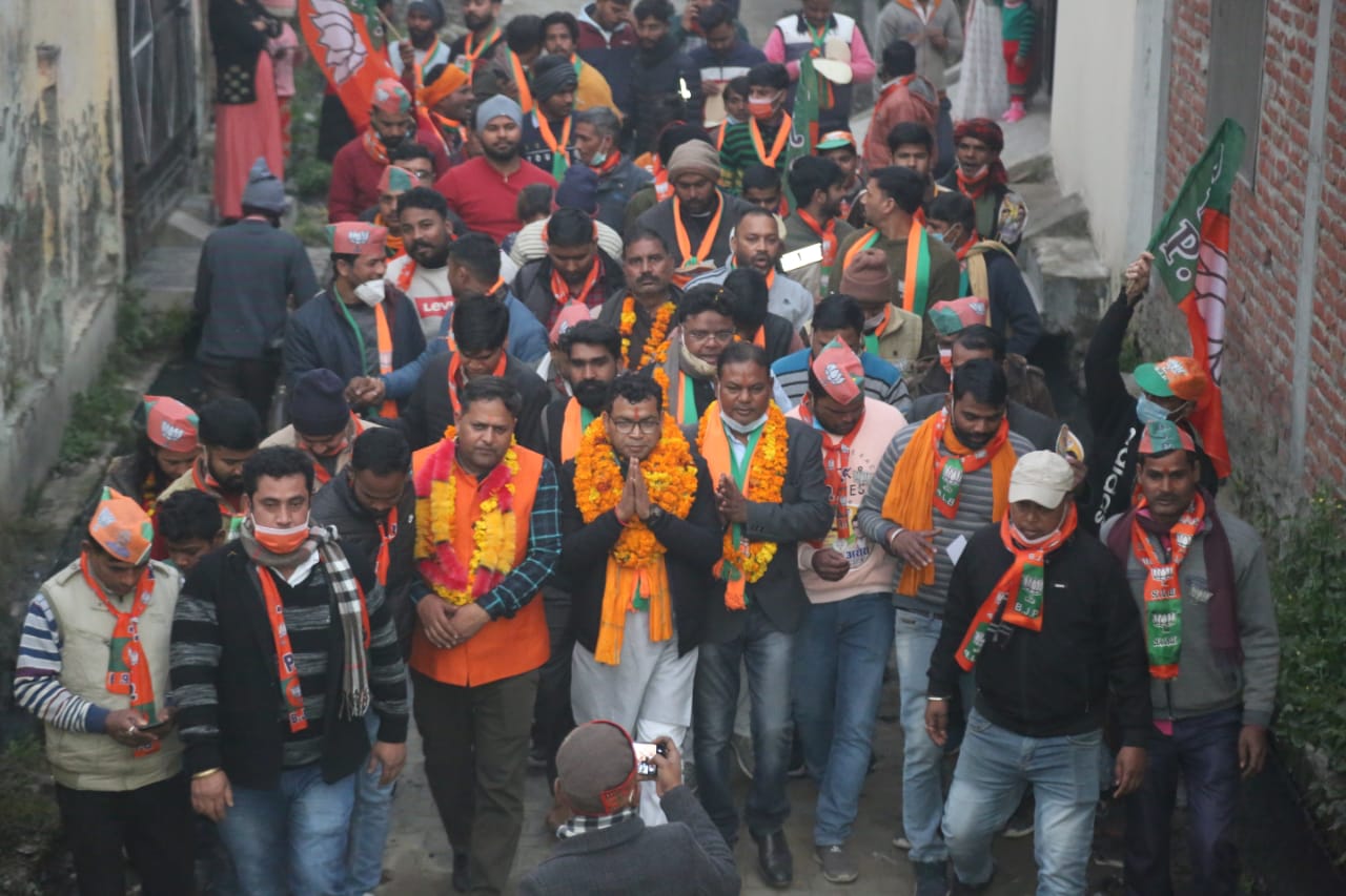 भाजपा प्रत्याशी शिव अरोरा समर्थको के साथ चुनाव प्रचार में उतरे