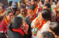 इसे कहते है संस्कार, भाजपा सांसद लॉकेट चटर्जी ने कांग्रेस प्रत्याशी मीना शर्मा को गले लगाया