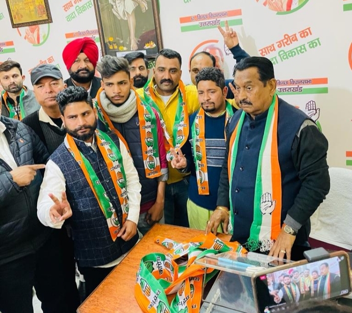 भाजपा को लगा झटका भाजपा के मंडल महामंत्री समेत दर्जनों पदाधिकारी भाजपा को छोड़ कांग्रेस में शामिल