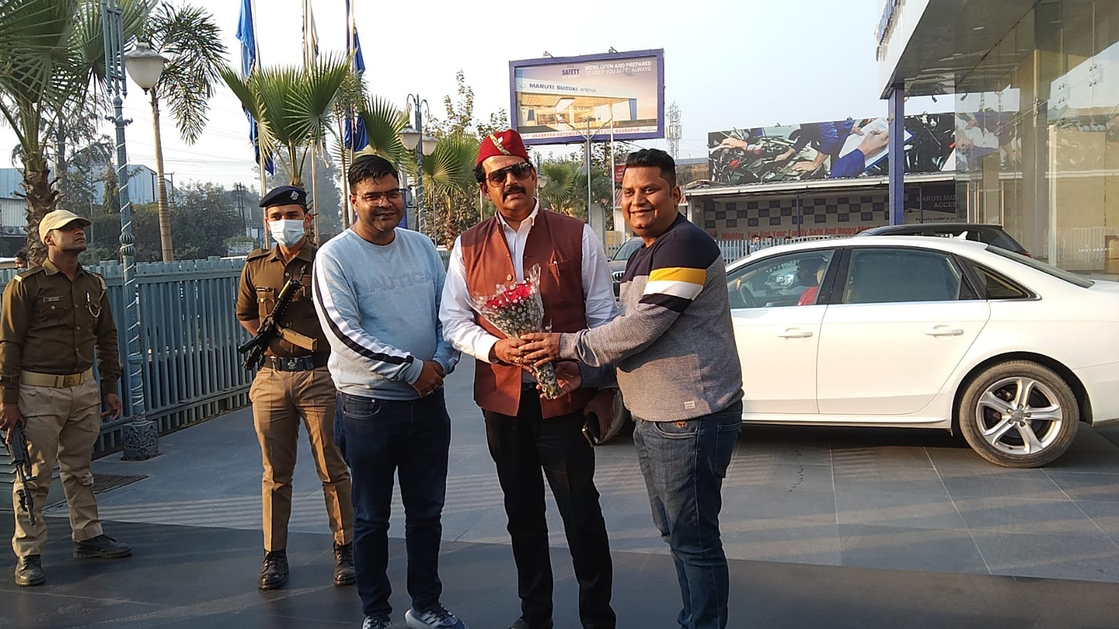 सांसद एवं फ़िल्म अभिनेता रवि किशन रूद्रपुर आकांक्षा ऑटोमोबाइल्स पहुँचे