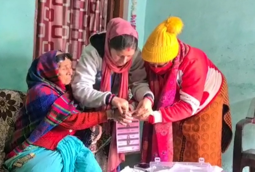 दिव्यांग एवं बुजुर्ग मतदाताओं के मतदान के लिये निर्वाचन आयोग की टीम पहुंची