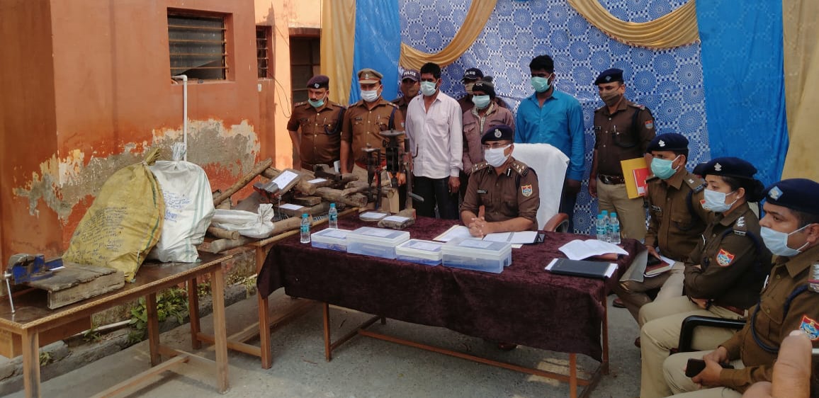 अवैध शस्त्रों की फैक्ट्री का भंडाफोड़,भारी मात्रा में अवैध शस्त्र बनाने के उपकरणों सहित तीन गिरफ्तार