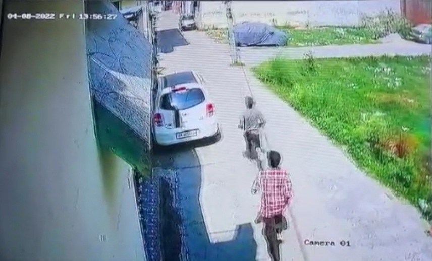 बाजपुर में कल दिनदहाड़े हुई लूट की घटना, अंजाम देने वाले लुटेरे हुए सीसीटीवी में कैद