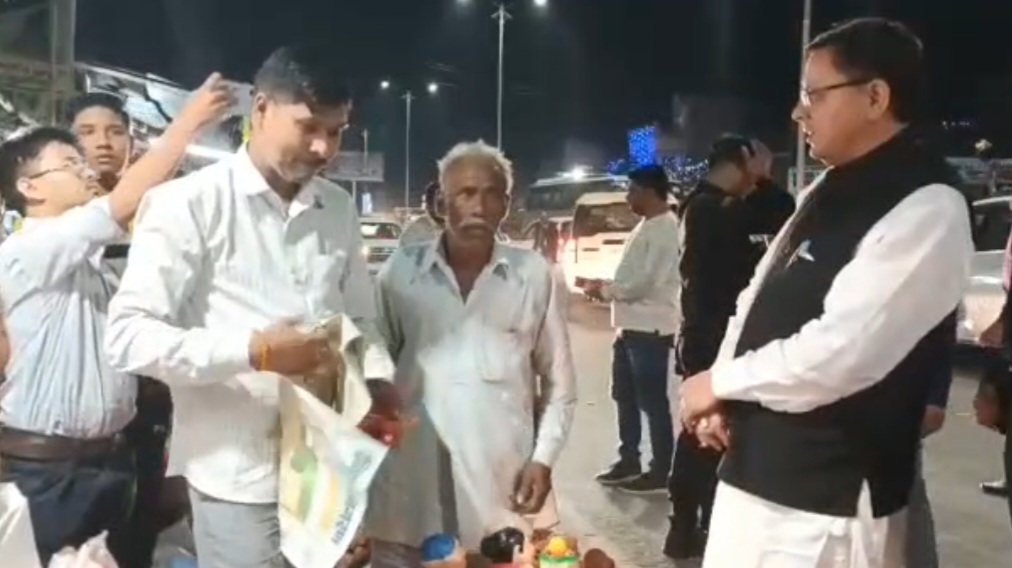उत्तराखंड के मुख्यमंत्री पुष्कर सिंह धामी ने काफिला रोक कर मिट्टी के दिये खरीदे