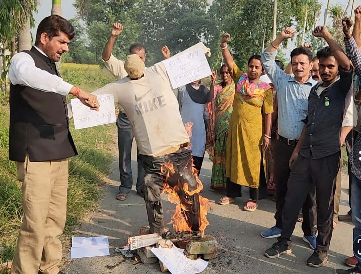 भाजपा नेता दुष्यंत गौतम के बयान से भड़के कांग्रेसी,महानगर अध्यक्ष सीपी शर्मा की अगुवाई में भाजपा नेता का पुतला फूका