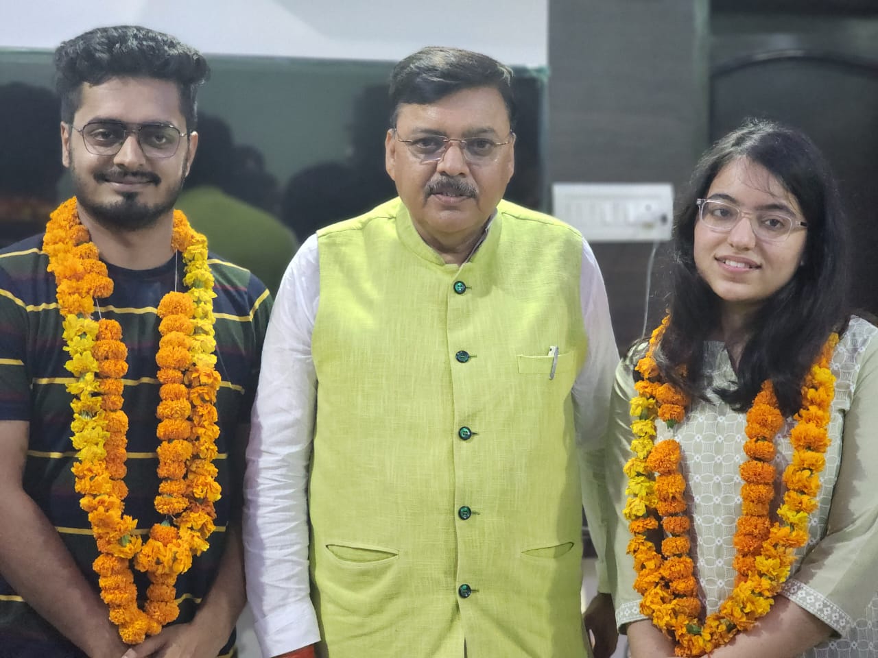 एक ही परिवार की बेटी आयुषी फुटेला एवं बेटे सागर फुटेला ने NEET PG की परीक्षा क्वालीफाई की, पूर्व विधायक राजेश शुक्ला ने घर जाकर दी बधाई