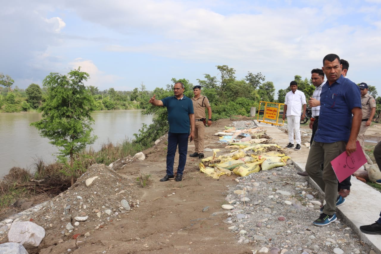 नव नियुक्त जिलाधिकारी उदयराज सिंह ने आपदा संभावित क्षेत्र का दौरा किया