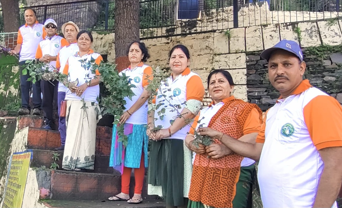 धरोहर संस्था ने अल्मोड़ा में लोकपर्व हरेला पर साफ़ सफाई और वृक्षारोपण किया