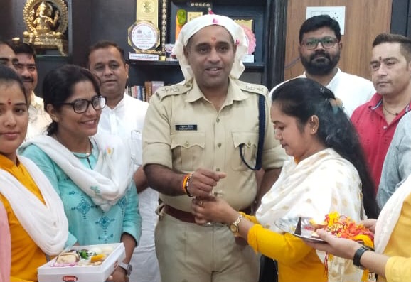 एस एस पी कैंप कार्यालय में जाकर एकल अभियान के तहत महिलाओं ने एस एस पी सहित पुलिसकर्मियों को राखी बांधी