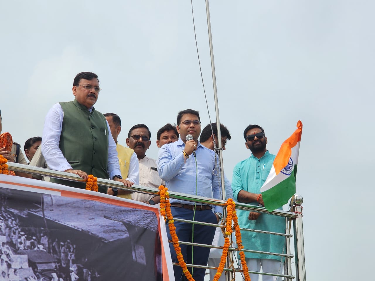 नारायणपुर तिराहा पर आयोजित 'अगस्त क्रांति दिवस' पर स्वतंत्रता संग्राम सेनानियों और शहीदों को याद किया गया  