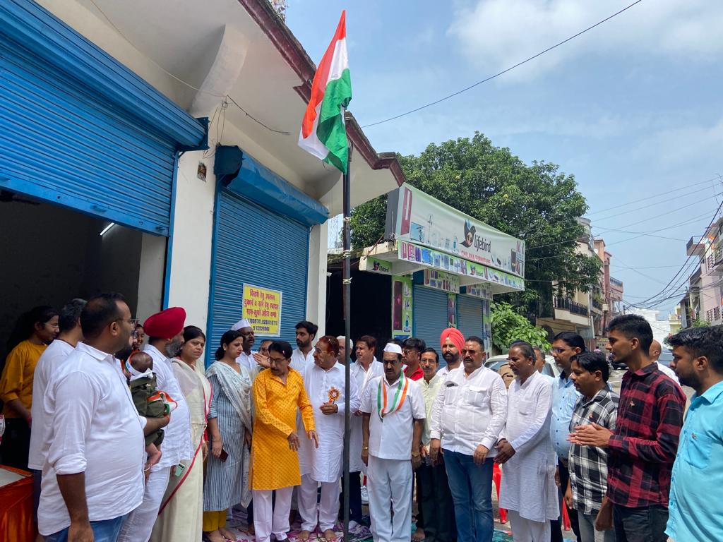 किच्छा विधायक तिलक राज बेहड़ ने स्वतंत्रता दिवस के अवसर पर विभिन्न स्थानों पर ध्वजारोहण किया