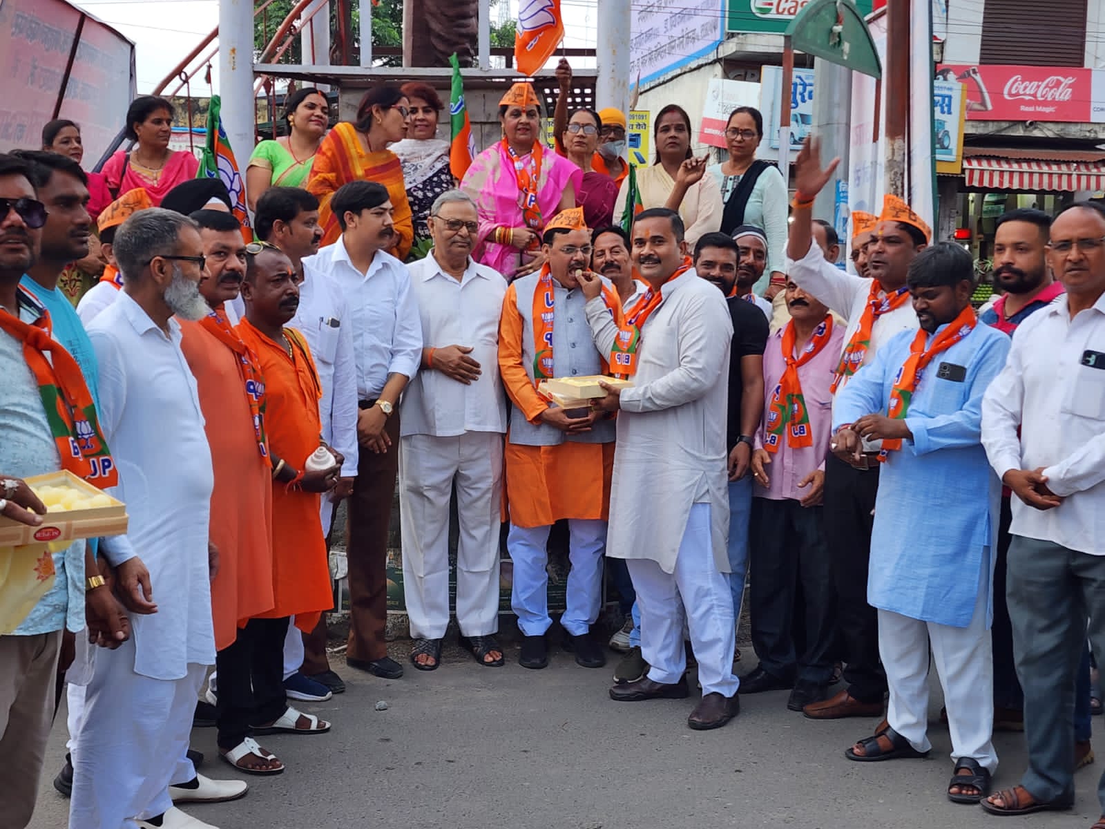 किच्छा में बागेश्वर विधानसभा उपचुनाव में भारतीय जनता पार्टी की प्रत्याशी पार्वती दास की विजयी होने पर बाटा मिष्ठान
