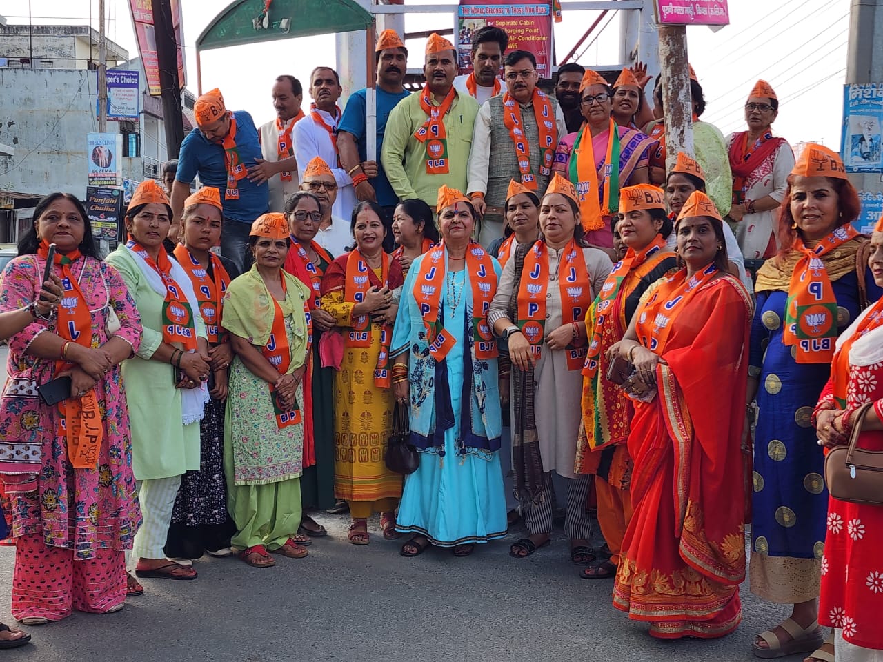 महिला आरक्षण बिल संसद में पास होने पर महिला मोर्चा ने पूर्व विधायक राजेश शुक्ला के साथ मिलकर दीनदयाल चौक पर मिष्ठान वितरित कर खुशी जाहिर की