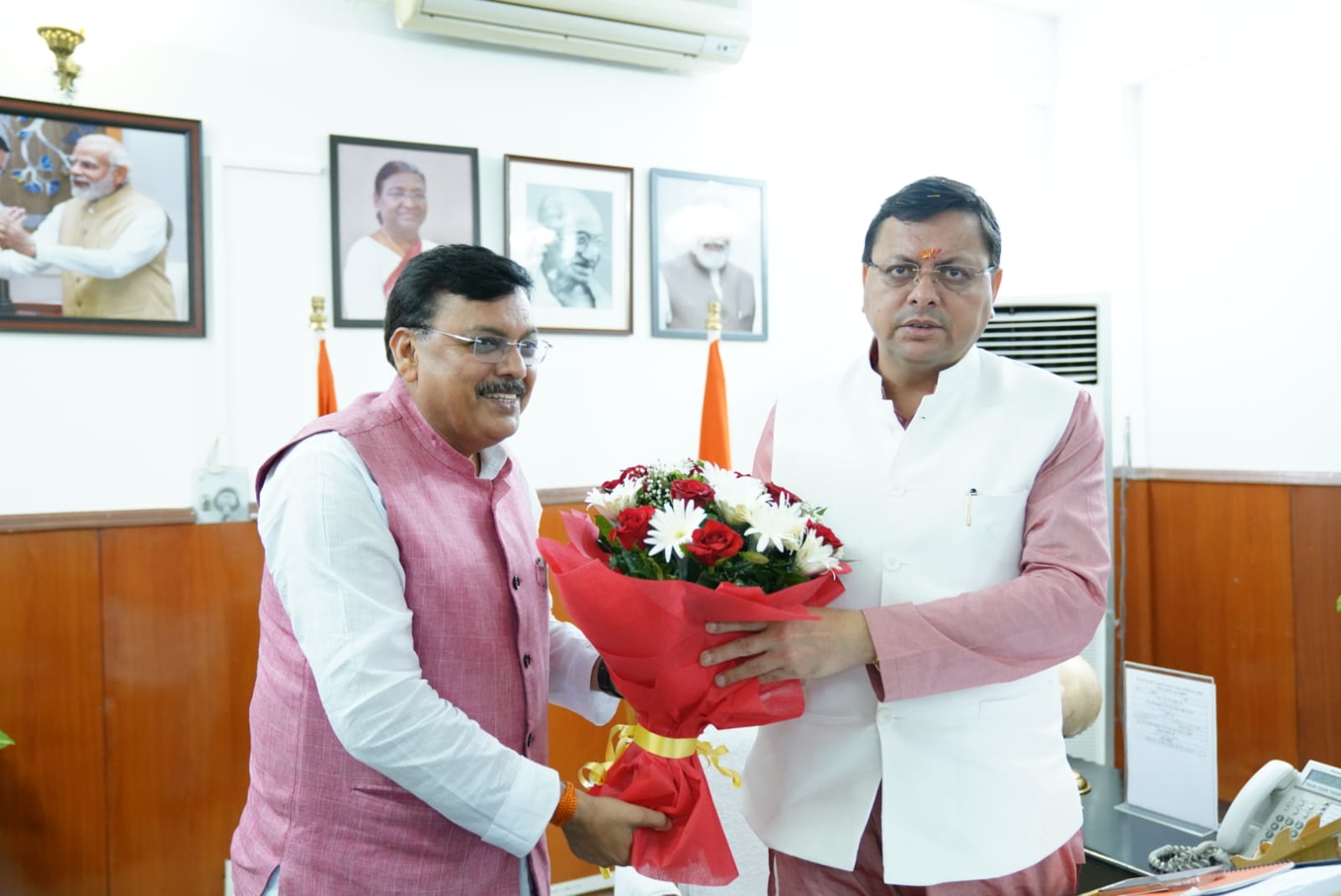 पूर्व विधायक राजेश शुक्ला ने मुख्यमंत्री पुष्कर सिंह धामी से नगला नगर पालिका क्षेत्र के मलिन बस्तियों को नियमितीकरण करने की मांग की