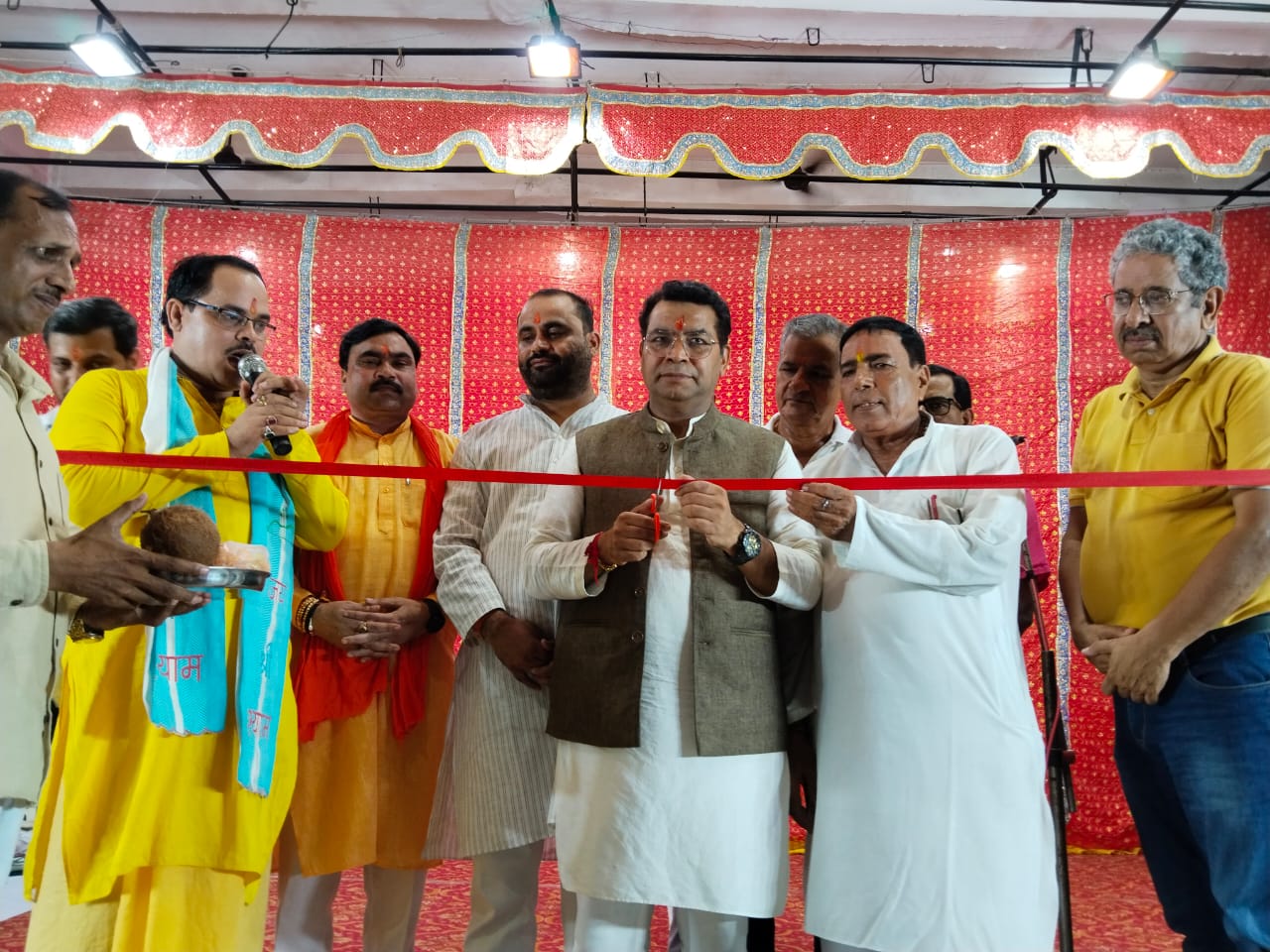 रुद्रपुर विधायक शिव अरोरा ने किच्छा राधा कृष्ण मंदिर में रासलीला का फीता काटकर कर किया शुभारंभ