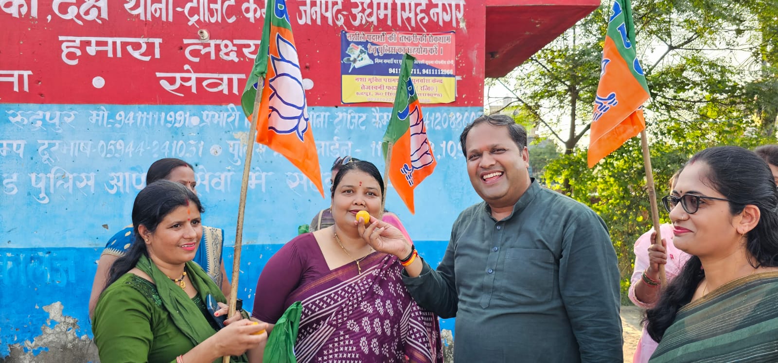 भाजपा प्रदेश मंत्री विकास शर्मा के नेतृत्व में संसद में महिला आरक्षण बिल पेश होने पर  महिलाओ ने मिष्ठान वितरित कर मनाई ख़ुशी
