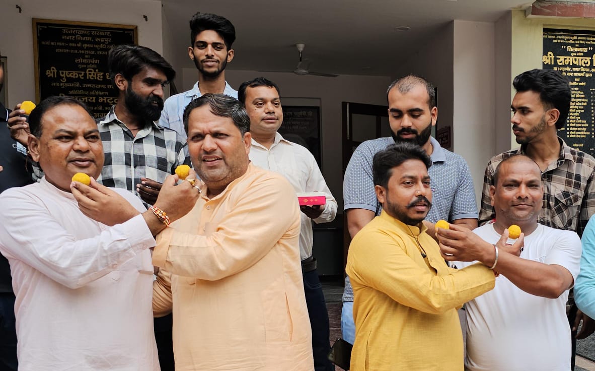 बागेश्वर विधानसभा उपचुनाव जीत पर मेयर रामपाल सिंह एवं प्रदेश मंत्री विकास शर्मा के नेतृत्व में मनाया जश्न