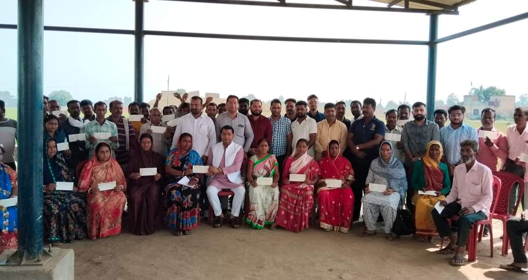 विधायक शिव अरोरा ने ग्राम संजय नगर महतोष में जरूरतमन्दों को मुख्यमंत्री राहत कोष से आर्थिक सहायता चैक बाटे 