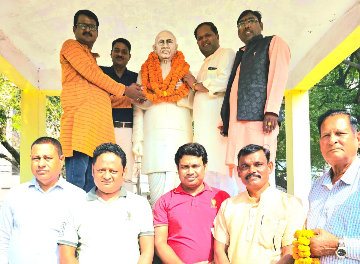 लौह पुरुष पूर्व गृह मंत्री सरदार बल्लभ भाई पटेल की प्रतिमा पर प्रदेश मंत्री विकास शर्मा नेतृत्व में किया माल्यार्पण  