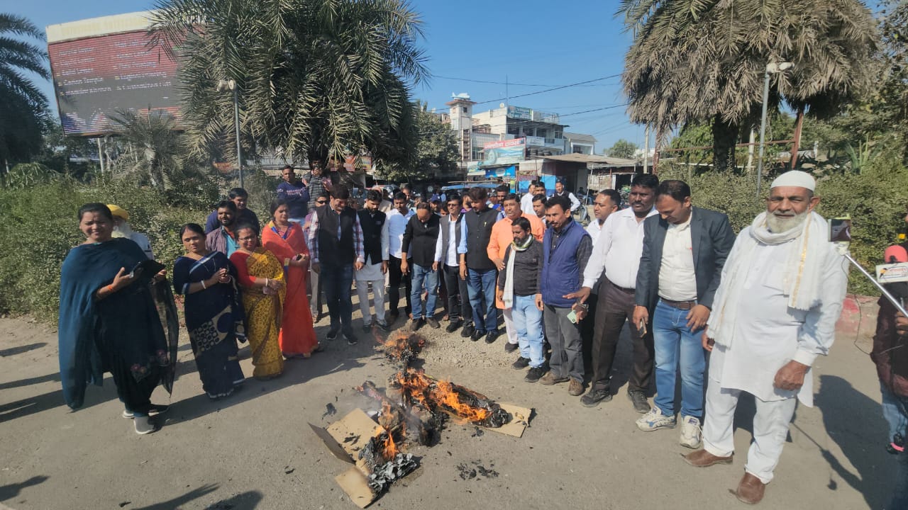 कांग्रेस के प्रदेश अध्यक्ष करन माहरा के आह्वान पर कांग्रेसियों ने भाजपा सरकार का पुतला फूका