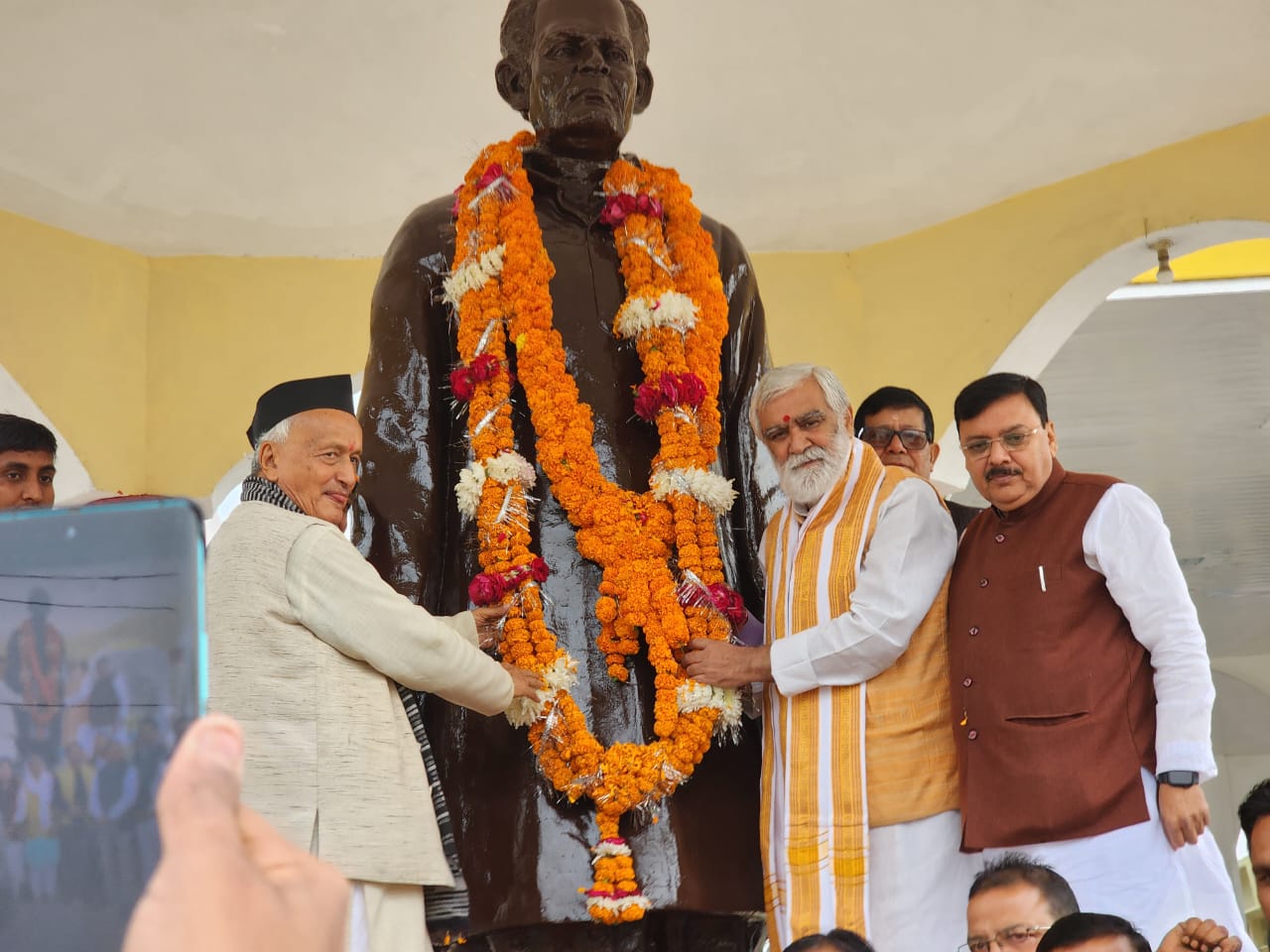 स्वतंत्रता संग्राम सेनानी स्वo पंडित राम सुमेर शुक्ला की जयंती पर केंद्रीय मंत्री अश्वनी चौबे एवं पूर्व मुख्यमंत्री भगत सिंह कोश्यारी ने उनकी प्रतिमा पर किया माल्यार्पण 