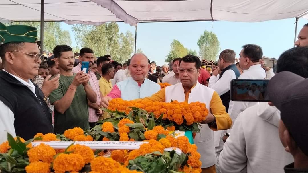 जम्मू में तैनात वीर जवान सैनिक आसीत सरदार शहीद होने के बाद उनके पार्थिव शरीर को नम आँखों से दी श्रद्धांजलि