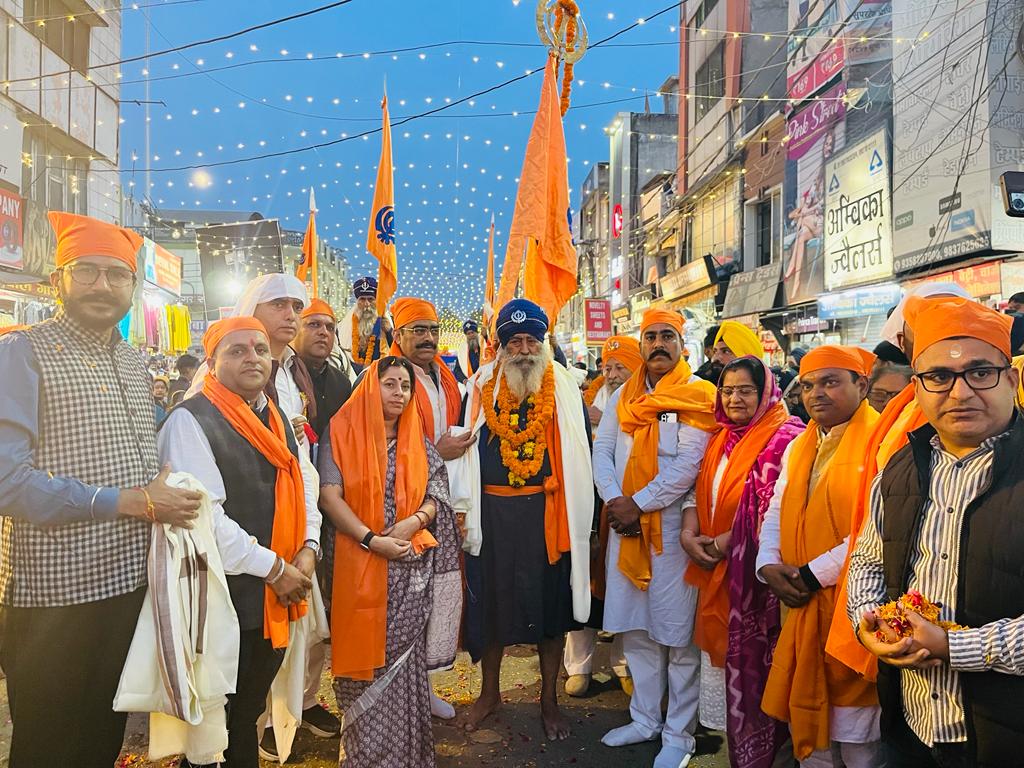 विधायक शिव की धर्मपत्नी डॉ सीमा अरोरा ने पांच प्यारो को सरोपा भेट स्वागत सत्कार किया