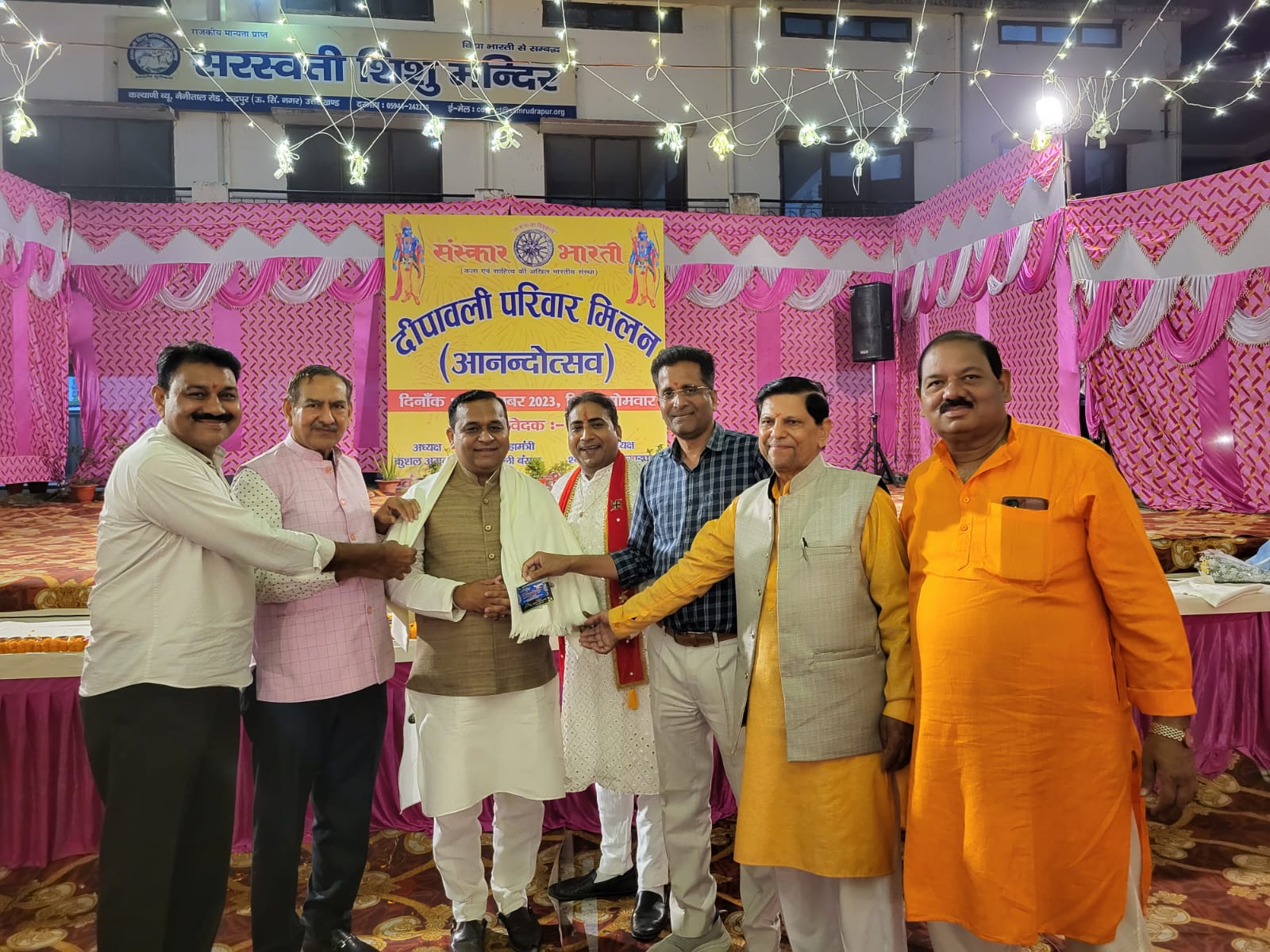 दीपावली परिवार मिलन आनन्दोत्सव' कार्यक्रम का शुभारम्भ मुख्य अतिथि भारत भूषण चुघ, उनकी धर्मपत्नी कनिका चुघ ने किया