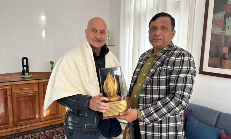 फिल्म अभिनेता अनुपम खेर अपनी आगामी फिल्म की लोकेशन देखने उत्तराखंड आये है,  महानिदेशक सूचना बंशीधर तिवारी से उनसे शिष्टाचार भेट की 