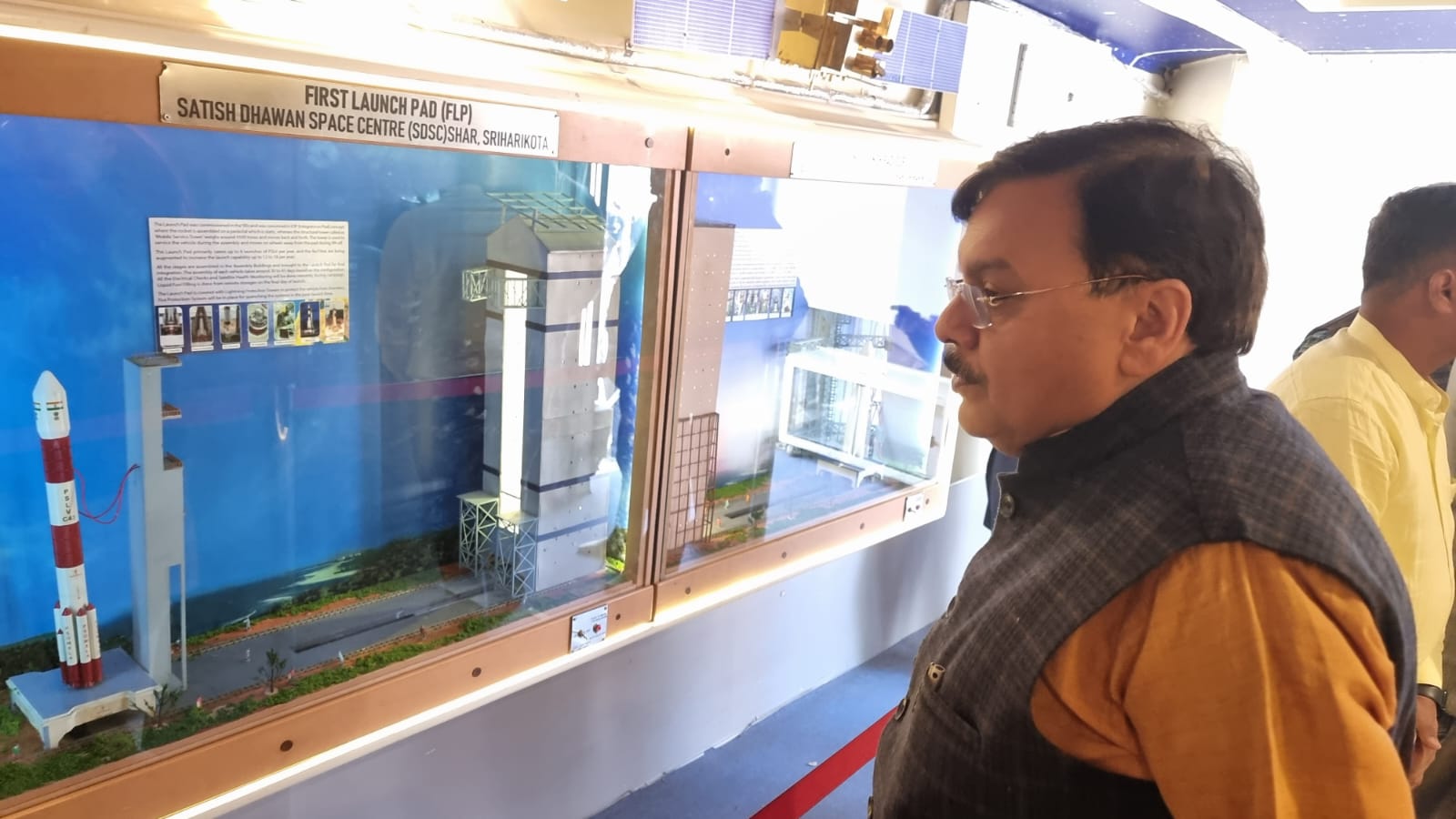 पूर्व विधायक व विश्वविद्यालय प्रबन्ध परिषद के सदस्य राजेश शुक्ला ने किया इसरो की प्रदर्शनी का भ्रमण