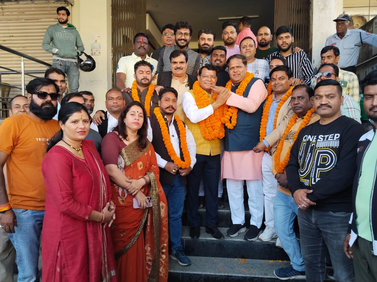 भाजपा के तीन राज्यो में प्रचंड बहुमत से जीत होने पर विधायक शिव अरोरा ने कार्यकर्ताओं के साथ मनाया जश्न  